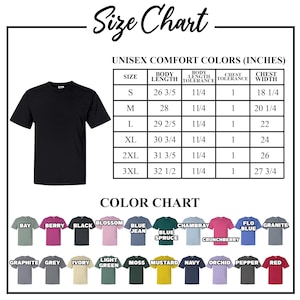 K&ouml;nnte beinhalten: Ein schwarzes T-Shirt neben einer Gr&ouml;&szlig;entabelle mit Ma&szlig;en in Zoll. Die Tabelle listet die Gr&ouml;&szlig;en S bis 3XL, die K&ouml;rperl&auml;nge, die Brustweite und Farboptionen wie Bay, Berry, Black, Blossom, Blue Jean und mehr auf.