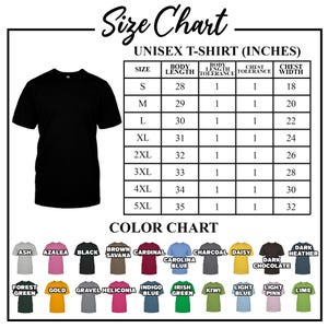 K&ouml;nnte beinhalten: Schwarzes Unisex-T-Shirt neben einer Gr&ouml;&szlig;entabelle in Zoll. Die Tabelle listet die Gr&ouml;&szlig;en S bis 5XL mit den Ma&szlig;en K&ouml;rperl&auml;nge, K&ouml;rperl&auml;ngentoleranz, Brusttoleranz und Brustweite auf. Eine Farbkarte zeigt verschiedene T-Shirt-Farben.