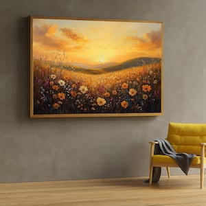 Könnte beinhalten: Ein rechteckiges Landschaftsgemälde in einem Holzrahmen, das einen Sonnenuntergang über einer hügeligen Wiese voller gelber, orangefarbener und weißer Wildblumen zeigt. Der Himmel ist mit goldenen Wolken über fernen Hügeln gefüllt.