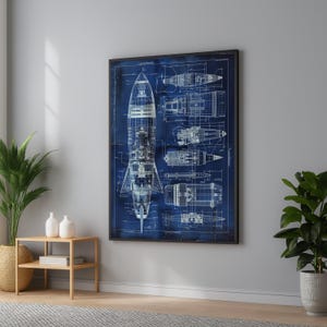 Könnte beinhalten: Ein gerahmter Wandkunstdruck mit einer technischen Blaupause eines Raketenschiffs in weißen Linien auf dunkelblauem Grund. Die Abbildung zeigt mehrere Querschnittsansichten und strukturelle Diagramme des Schiffes mit detaillierten Beschriftungen.