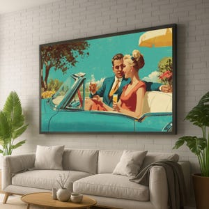 Può includere: Una stampa incorniciata in stile vintage raffigura una coppia in una cabriolet turchese, che si gode delle bevande. L'uomo indossa un abito blu e la donna un vestito rosso. Lo sfondo presenta un cielo soleggiato, alberi e un ombrellone giallo.