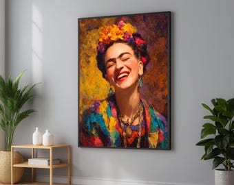 Puede incluir: Una impresión de arte mural enmarcada que presenta un retrato pictórico vibrante de una persona con cabello oscuro adornado con flores coloridas. El sujeto tiene los ojos cerrados, una amplia sonrisa y lleva un collar y pendientes dorados.