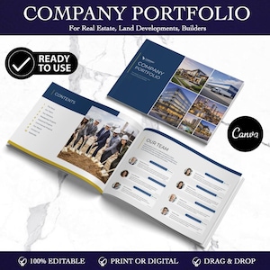 Può includere: Un modello di portfolio aziendale con copertina blu navy e il titolo "COMPANY PORTFOLIO". Le pagine aperte mostrano contenuti e foto del team. È visibile anche il testo "READY TO USE", "100% EDITABLE", "PRINT OR DIGITAL" e "DRAG & DROP".