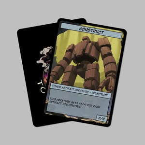 Puede incluir: Dos cartas coleccionables. Una carta presenta una ilustración de un robot constructor marrón con la palabra "CONSTRUCT" en la parte superior. El texto "TOKEN ARTIFACT CREATURE - CONSTRUCT" está debajo. La otra carta es negra con un diseño blanco y morado.