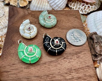 Colgante de caracol en plata de ley con ojo de granate y incrustaciones de nácar, jade y ónix. Colección Aurora.