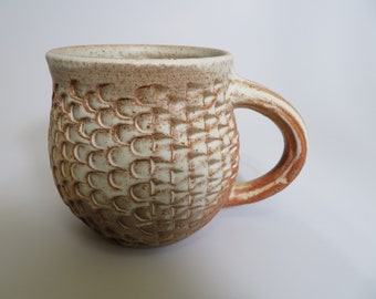 Textured mug - Yellow and brown fish scale pattern