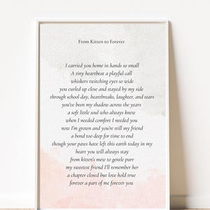 Puede incluir: Impresión enmarcada con el texto "From Kitten to Forever" en un marco blanco. El poema está impreso sobre un fondo beige claro con un degradado rosa y melocotón estilo acuarela en la parte inferior. El poema trata sobre el amor por una mascota.