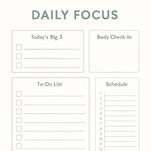 Könnte beinhalten: Ein weißer Tagesplaner mit dem Text "DAILY FOCUS" in Teal. Der Planer enthält Abschnitte für "Today's Big 3", "Body Check-In", "To-Do List", "Schedule", "Reward" und "Notes". Der Zeitplanbereich hat nummerierte Zeilen.