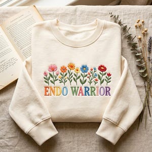 Broderad blommig "Endo Warrior"-tröja – Mysiga kläder i bomullsblandning
