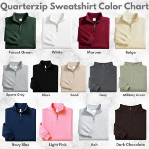 Puede incluir: Una carta de colores de sudaderas con cremallera de cuarto en varios colores, incluyendo Verde Bosque, Blanco, Granate, Beige, Gris Deportivo, Negro, Arena, Gris, Verde Militar, Azul Marino, Rosa Claro, Ceniza y Chocolate Oscuro. Cada sudadera tiene una cremallera plateada.