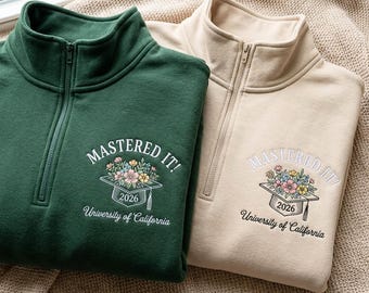 Personalisiertes Abschluss-Viertel-Reißverschluss-Sweatshirt, Masters Grad Geschenk, bestickte College-Bekleidung
