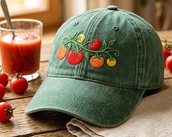 Kappe aus gewaschener Baumwolle mit gestickten Tomaten – mit verstellbarem Riemen