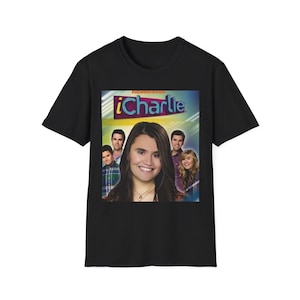 Puede incluir: Camiseta negra con un gráfico colorido de la serie de Nickelodeon "iCharlie". El gráfico incluye el título del programa e imágenes del elenco. Una camiseta casual para los fans del programa.
