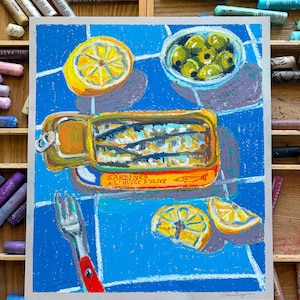 Op de afbeelding: Een kleurrijk pastel schilderij toont een stilleven met een blikje sardines, olijven en citroen schijfjes op een blauwe geruite achtergrond. Een vork met een rode handvat is ook aanwezig. Het blikje leest "Sardines a l'huile d'olive."