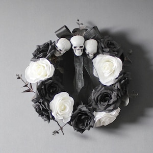 Gothic Halloween Wreath with Skulls & Roses, Dark Romantic Door Decor, Spooky Wreath, Macabre Halloween Decoration, Horror Home Decor