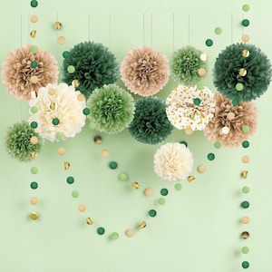 Könnte beinhalten: Eine festliche Anordnung von hängenden Papier-Pompons in Grün-, Beige- und Weißtönen, akzentuiert mit goldenen und grünen Konfetti. Die Pompons sind an dünnen Schnüren vor einem hellgrünen Hintergrund aufgehängt und erzeugen eine festliche Atmosphäre.