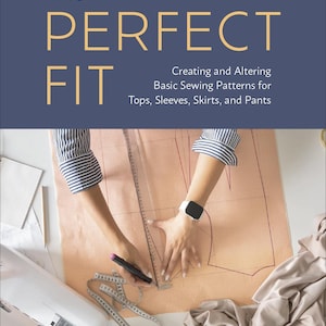 Puede incluir: Portada de libro con el título "The PERFECT FIT" en letras doradas y el subtítulo "Creating and Altering Basic Sewing Patterns for Tops, Sleeves, Skirts, and Pants." La imagen muestra manos trabajando en un patrón de costura con una regla y cinta métrica.
