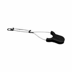 Peut inclure: Un cordon de serrage noir et blanc avec un bouton de serrage en plastique noir. Le cordon est blanc et le bouton de serrage est de forme arrondie avec un petit détail en forme de flèche. Le cordon est bouclé à travers le bouton.
