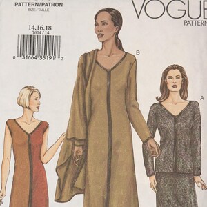 Peut inclure: Pochette de patron de couture Vogue Patterns présentant trois modèles de mode féminine. L'enveloppe affiche une robe, un long manteau et un tailleur jupe. Le numéro du patron est 7614, avec les tailles 14, 16 et 18. Le logo Vogue Patterns est en haut.