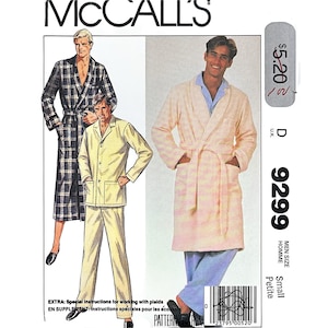 Könnte beinhalten: McCall's Schnittmuster 9299 für ein Set aus Morgenmantel und Schlafanzug. Die Abbildung zeigt einen karierten Morgenmantel, ein helles Schlafanzugoberteil mit Taschen und passender Hose sowie einen einfarbigen Morgenmantel mit Bindegürtel.