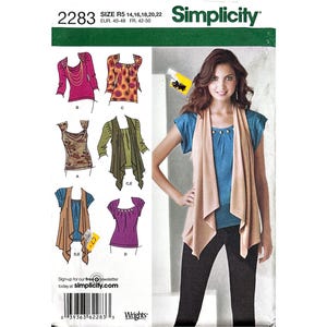 Peut inclure: Patron de couture Simplicity 2283 avec plusieurs modèles de hauts. Tailles R5 : 14, 16, 18, 20 et 22 incluses. L'image montre une femme portant un haut et un pantalon, avec un gilet drapé.