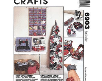 Conjunto de artesanato vintage de 1993, com organizador de moldes de costura McCall's 6903, capa para ferro de passar e bolso de parede.