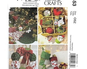 Molde de costura de Natal McCall's M6453: Enfeites, saia para árvore, meias, guirlanda (tamanho único)