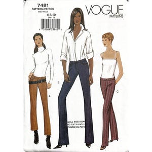 Peut inclure: Patron de couture Vogue Patterns 7481. La couverture présente des illustrations de trois tenues : un col roulé et un pantalon en velours côtelé, une chemise blanche et un jean, et un caraco avec un pantalon à rayures. La taille du patron est 6, 8 et 10.