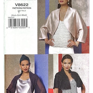 Pode incluir: Padrão Vogue V8622 para a designer americana Elizabeth Gillett NYC. O padrão inclui instruções para fazer boleros. A imagem mostra três estilos diferentes de boleros em várias cores e tecidos. O tamanho do padrão é (Xsm-Sml-Med).