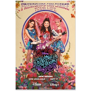 Könnte beinhalten: Poster für die Disney-Serie "Electric Bloom" mit drei jungen Frauen mit Musikinstrumenten. Das Poster hat ein Blumendesign mit dem Text "Friendships Can Change Your Life". Die Serie ist jetzt verfügbar, mit dem Erscheinungsdatum 17. September.