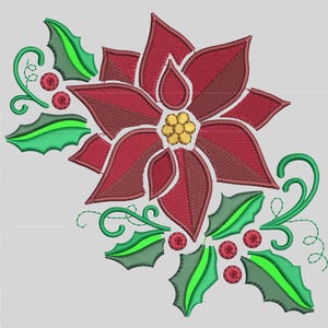 Op de afbeelding: Geborduurd poinsettia-ontwerp met rode bloemblaadjes, een gele kern, groene bladeren en rode bessen. Het bloemmotief is geschikt voor kerstknutselen of decoraties.