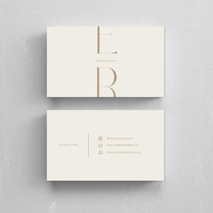 Könnte beinhalten: Zwei cremefarbene Visitenkarten mit minimalistischem Design. Die obere Karte zeigt die Buchstaben "E" und "R" in einer Serifenschrift, darunter "Ethereal Ray". Die untere Karte enthält Kontaktinformationen: Instagram, E-Mail und Website.