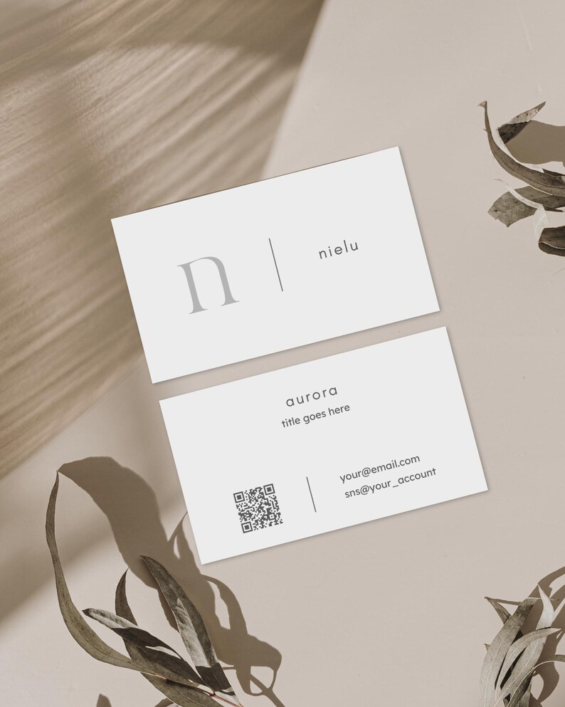 Puede incluir: Dos tarjetas de visita blancas con dise&ntilde;o minimalista. La tarjeta superior presenta el nombre "nielu" y una letra "n" estilizada. La tarjeta inferior incluye la palabra "aurora", el texto "title goes here", un c&oacute;digo QR e informaci&oacute;n de contacto.