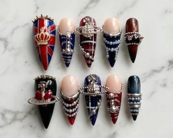 Uñas postizas estilo punk británico, set de uñas inspirado en Orb, uñas Royalcore, uñas a cuadros rojos y azules, uñas con dije de corona, uñas de aguja 3D de lujo