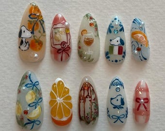 Uñas postizas de Snoopy pintadas a mano: diseño de frutas vintage
