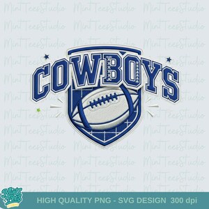 Könnte beinhalten: Ein blau-weißes Grafikdesign mit dem Wort "COWBOYS" über einem Football. Das Design befindet sich auf einem Schild mit Sternen und dem Text "HIGH QUALITY PNG - SVG DESIGN 300 dpi".