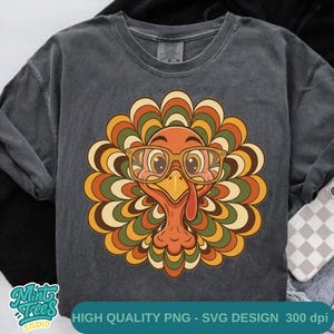 Puede incluir: Camiseta de manga larga gris oscuro con un pavo de dibujos animados con gafas y un abanico de plumas de colores. El diseño del pavo es en tonos naranja, marrón y verde. El texto "Mint Trees Studio" y "HIGH QUALITY PNG - SVG DESIGN 300 dpi" está en la parte inferior.