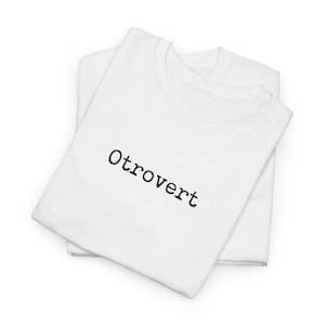 Otrovert T-shirt | T-shirt, minimalistisch lettertype in typemachinestijl, unisex