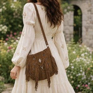 Västerländsk mockaväska med fransar och pärldetaljer | Handgjord brun axelväska i rodeo-stil | Boho zigenare i vintage-stil för festivaler