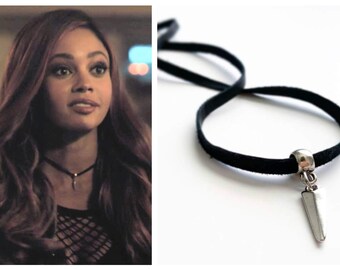 Black Suede et Silver Spike Choker . Porté sur Riverdale