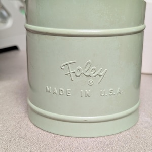 Vintage Foley Flour Sifter – Soft Green Metal – Made in USA – Mid-Century Kitchen Tool