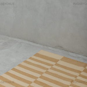 Handvävd plattvävd ullmatta med beige och sandfärgade horisontella randmönster, modern minimalistisk matta för vardagsrum, sovrum, matplats