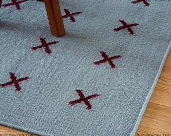 Alfombra de lana plana tejida a mano con base azul suave y patrón de cruces burdeos, moderna alfombra geométrica para sala de estar y dormitorio.