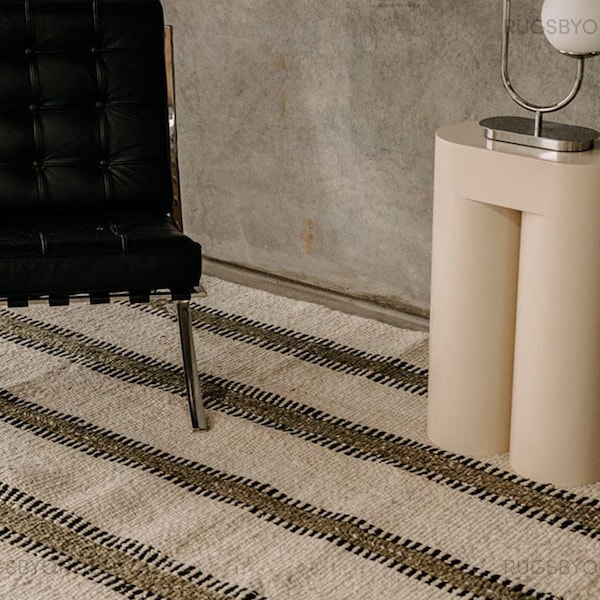 Tapete plano tecido à mão em marfim natural com padrão de listras verticais em verde-oliva e preto. Tapete minimalista e moderno em lã para sala de estar e quarto.
