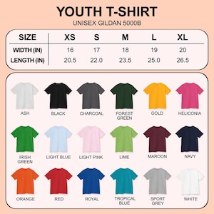 Op de afbeelding: Een kleurenkaart met jeugd-T-shirts in verschillende tinten, waaronder asgrijs, zwart, houtskool, bosgroen, goud en heliconia. De tabel toont de breedte- en lengtematen in cm voor de maten XS tot XL.