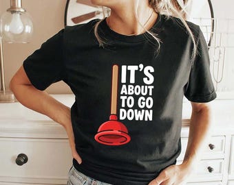 トイレで面白いジョークTシャツ – バスルームのダジャレTシャツ、トイレジョークグラフィックシャツ、男性と女性へのジョークギフト