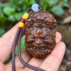 Pendentif statue de tête de bouddha en bois naturel, figurine de moine sculptée à la main, décoration zen de méditation, sculpture sur bois de décoration de voiture, boîte de prière tara à collectionner