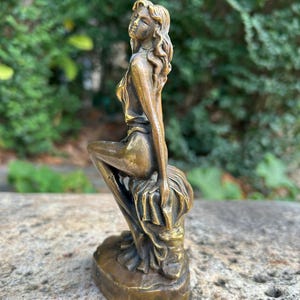 12 Zoll hohe, Hotel Büro Wohnkultur, polierte Messing Bronze Kupfer Meerjungfrau auf „Rock“ Statue Statue, Sea Beauty Reichtum Kunst Skulptur Dekor