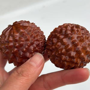 Par de bolas de exercício manual em madeira maciça de ébano natural, bola de fitness, bola de saúde, brinquedo de madeira para massagem manual para idosos, esfera de madeira redonda
