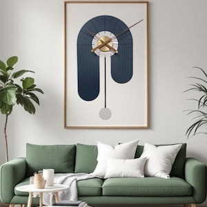 Puede incluir: Un reloj de pared enmarcado con un diseño moderno. La esfera del reloj es blanca con manecillas doradas y un péndulo. El diseño del reloj presenta una forma de arco azul marino con líneas verticales. El marco es de color marrón claro.